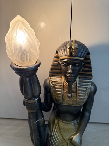 Statua egizia lampada lampada